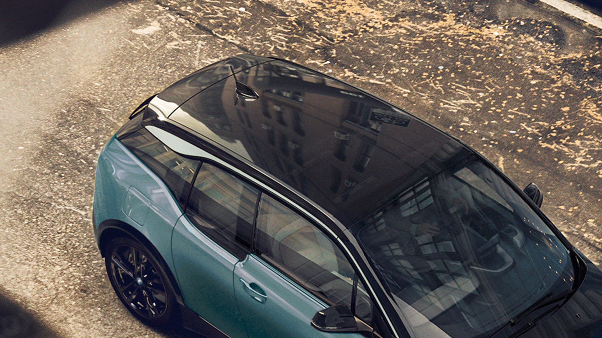 BMW i3 2018, oglekļa jumts BMW i3 I01 2018, Jucaro Beige krāsa ar metālisku Frozen Grey akcentu, skats no putna lidojuma, oglekļa jumts
