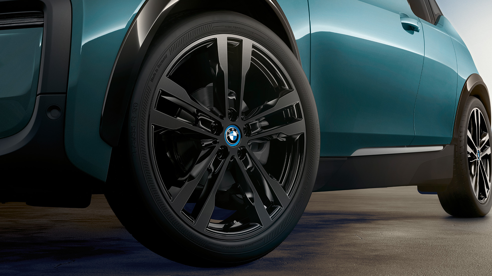 BMW i3 2018, vieglmetāla disks BMW i3 I01 2018, Jucaro Beige krāsa ar metālisku Frozen Grey akcentu, tuvplāns, vieglmetāla disks
