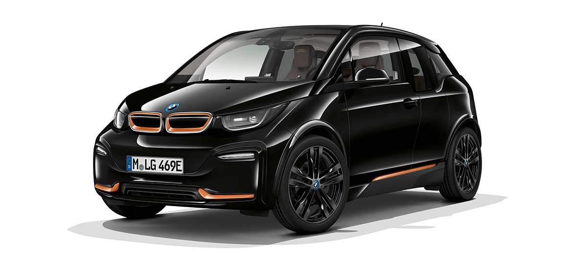 BMW i3s Edition RoadStyle, 2019, trīs ceturtdaļu priekšpuses skats BMW i3s Edition RoadStyle, 2019 I01, Fluid Black krāsa ar E-Copper akcentiem, trīs ceturtdaļu priekšpuses skats