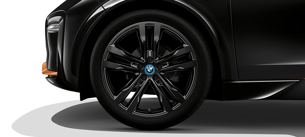 BMW i3s Edition RoadStyle, 2019, priekšpuses sānu skats ar vieglmetāla disku BMW i3s Edition RoadStyle, 2019 I01, Fluid Black krāsa ar E-Copper akcentiem, priekšpuses sānu skats, vieglmetāla disks