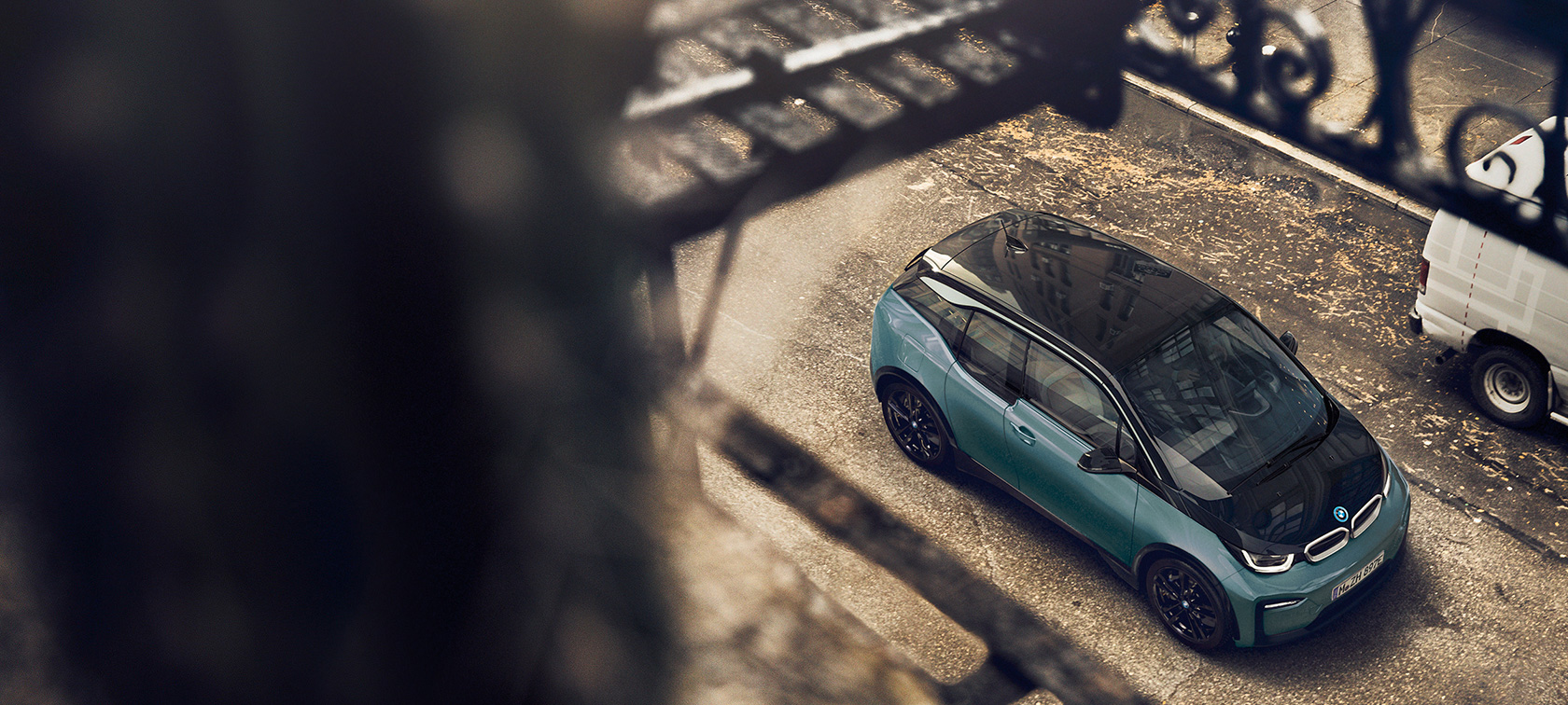 BMW i3 2018, skats no putna lidojuma BMW i3 I01 2018, Jucaro Beige krāsa ar metālisku Frozen Grey akcentu, skats no putna lidojuma, oglekļa jumts
