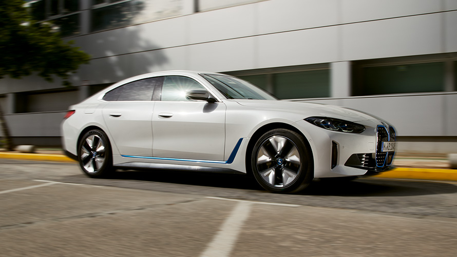 BMW i4, G26, 2020, sānskats uz ēkas fona BMW i4, G26, 2020, sānskats uz ēkas fona