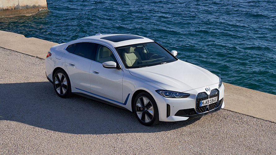 Trīs ceturtdaļu priekšpuses skats, BMW i4 eDrive40, G26, 2021, krastmalā BMW i4 eDrive40, G26, 2021, Mineral White krāsa, trīs ceturtdaļu priekšpuses skats, krastmalā