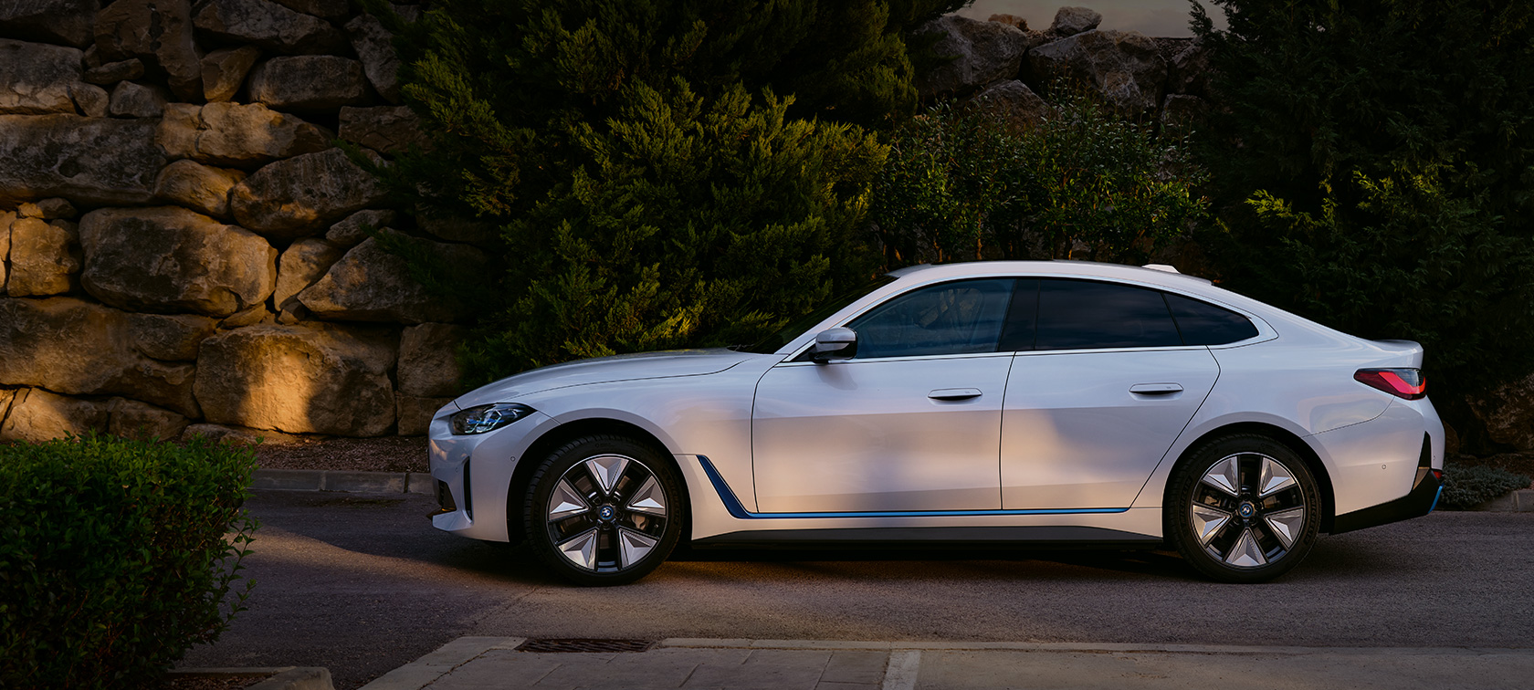 BMW i4 eDrive40, G26, 2021, Mineral White krāsa, sānskats, stāvošs automobilis