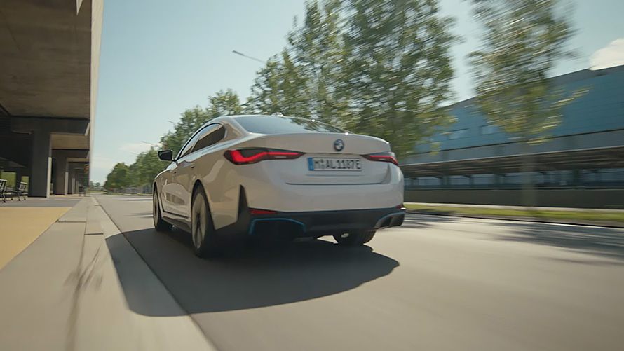 Pilnībā elektriskais BMW i4, G26, 2021, tuvplāns, priekšpuse sānskatā Pilnībā elektriskais BMW i4, G26, 2021, tuvplāns, priekšpuse sānskatā