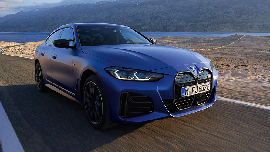 Trīs ceturtdaļu priekšpuses skats, BMW i4 M50, G26, 2021 BMW i4 M50, G26, 2021, metāliska M Portimao Blue krāsa, trīs ceturtdaļu priekšpuses skats, braucienā pa ceļu