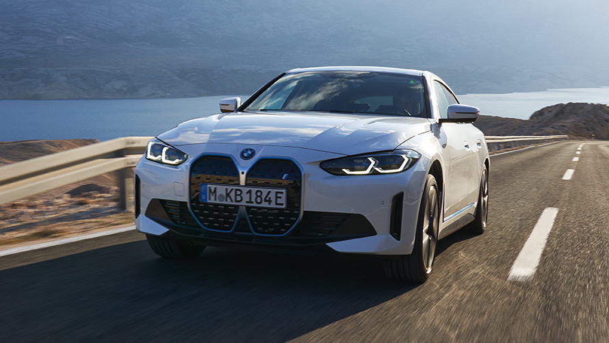 Trīs ceturtdaļu priekšpuses skats, BMW i4 eDrive, G26, 2021, braucienā BMW i4 eDrive40, G26, 2021, Mineral White krāsa, trīs ceturtdaļu priekšpuses skats, braucienā