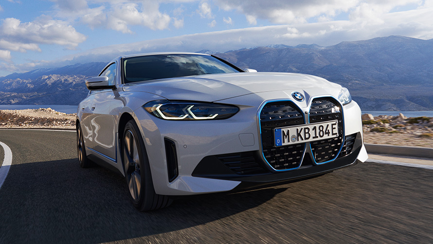 Trīs ceturtdaļu priekšpuses skats, BMW i4 eDrive, G26, 2021, braucienā BMW i4 eDrive40, G26, 2021, Mineral White krāsa, trīs ceturtdaļu priekšpuses skats, braucienā