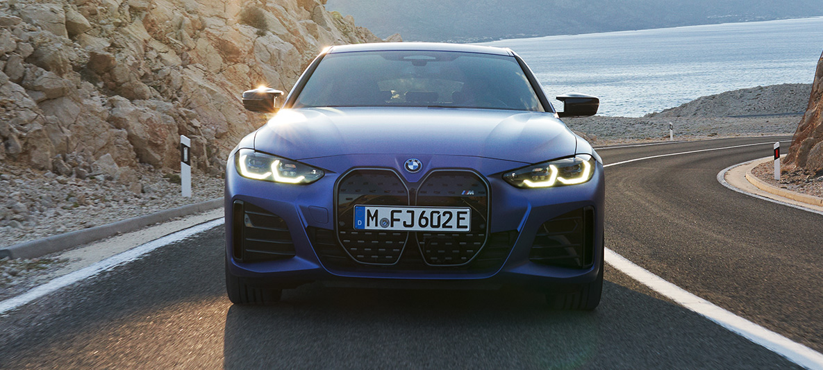 Priekšpuses skats, BMW i4 M50, G26, 2021, braucienā BMW i4 M50, G26, 2021, metāliska M Portimao Blue krāsa, priekšpuses skats, braucienā pa ceļu