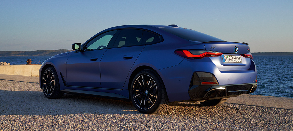 Trīs ceturtdaļu aizmugures skats, BMW i4 M50, G26, 2021 BMW i4 M50, G26, 2021, metāliska M Portimao Blue krāsa, trīs ceturtdaļu aizmugures skats, krastmalā