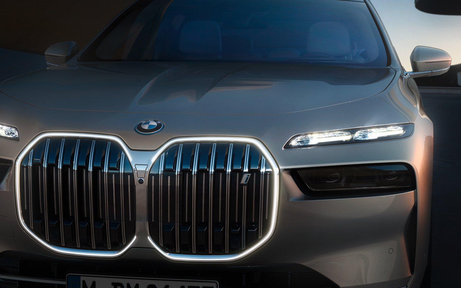 BMW i7 Sedan, G70, virsbūve, BMW Iconic Glow elipsveida režģa apgaismojums, ieslēgts