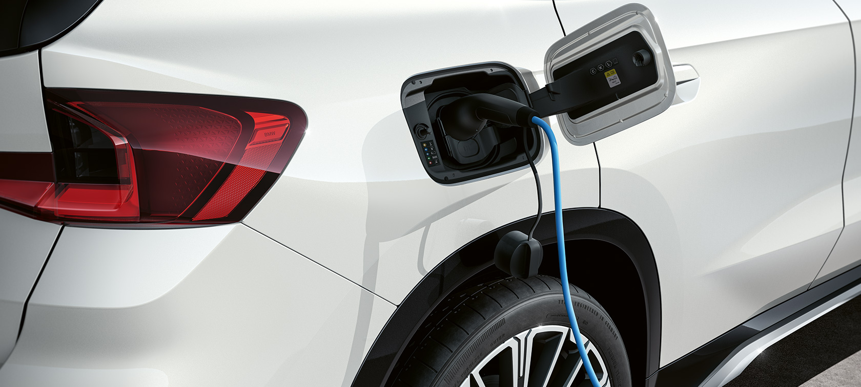 BMW iX1, U11, BEV, 2022, uzlādes kontaktligzda BMW iX1 U11, BEV, 2022, metāliska Mineral White krāsa, uzlādes kontaktligzda, redzama uzlāde