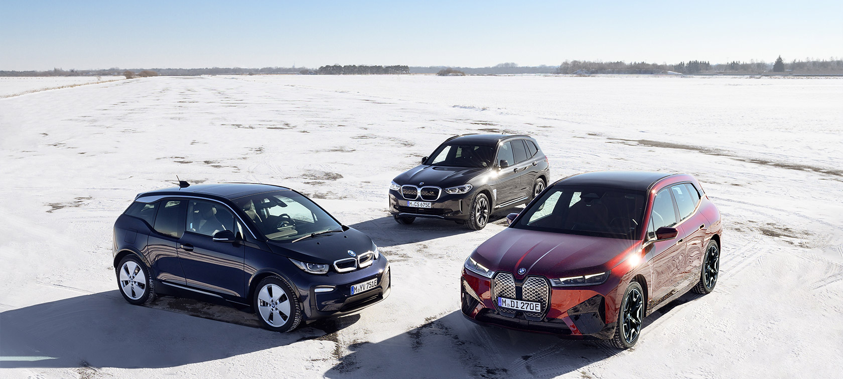 BMW elektroautomobiļi, trīs ceturtdaļu sānskats uz smilšu fona, skats no putna lidojuma BMW i sērija, BMW elektroautomobiļi, trīs ceturtdaļu sānskats uz smilšu fona, skats no putna lidojuma