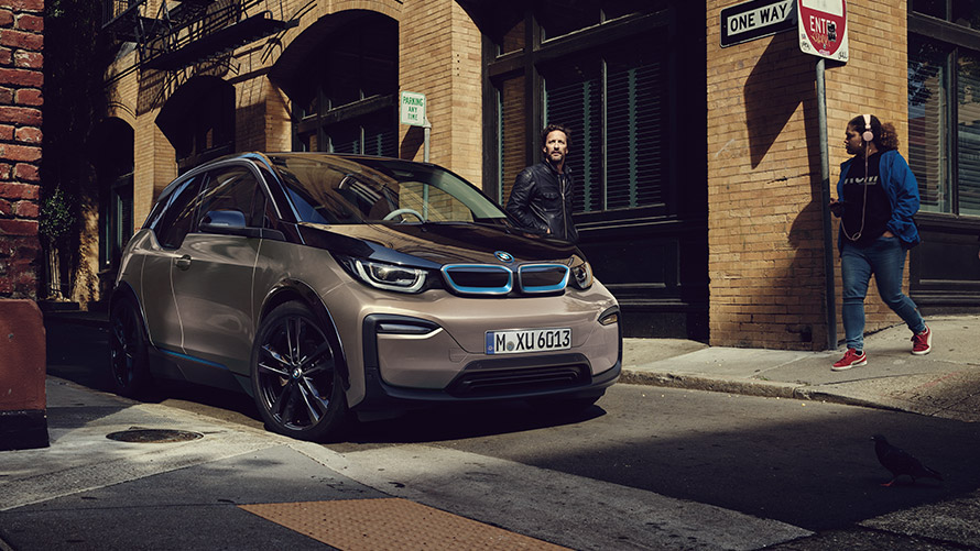 BMW i3, I01, pirmā paaudze, trīs ceturtdaļu priekšpuses skats braukšanas joslā BMW I sērija, BMW i3, I01, pirmā paaudze, trīs ceturtdaļu priekšpuses skats braukšanas joslā