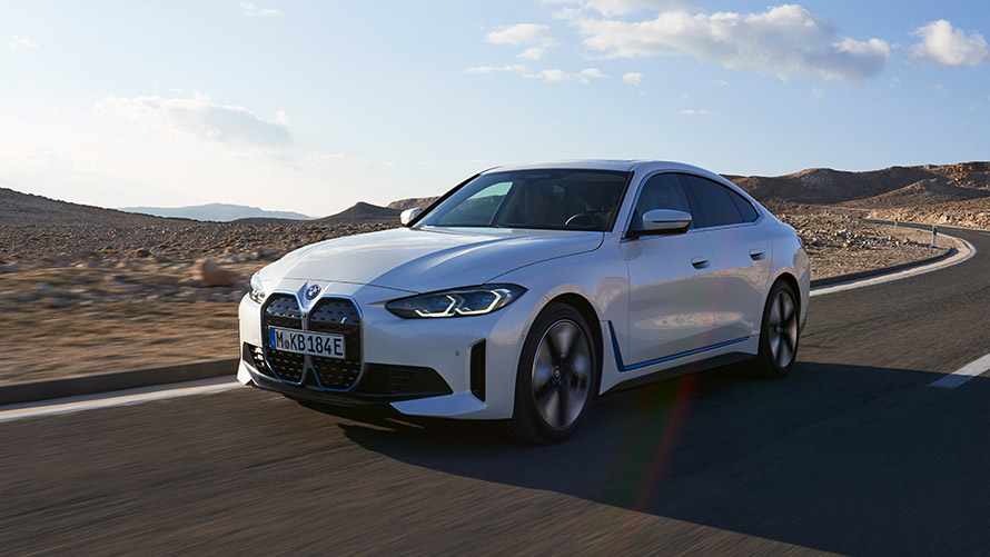 BMW i4, G26, pirmā paaudze, trīs ceturtdaļu priekšpuses skats, braucienā BMW i sērija, BMW i4, G26, pirmā paaudze, trīs ceturtdaļu priekšpuses skats, braucienā
