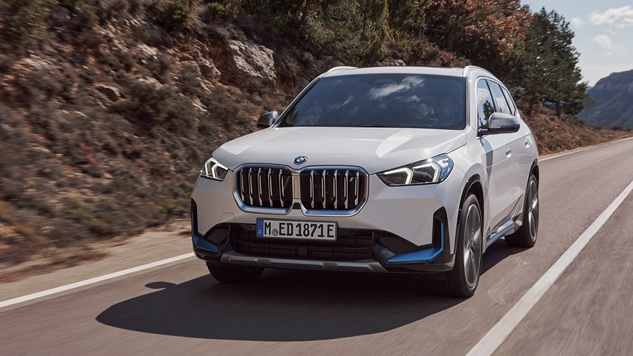 BMW iX1, U11, pirmā paaudze, trīs ceturtdaļu priekšpuses skats, braucienā uz ceļa BMW X sērija, BMW iX1, U11, pirmā paaudze, trīs ceturtdaļu priekšpuses skats, braucienā uz ceļa