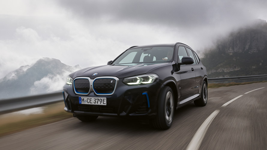 BMW iX3, G08, pirmā paaudze, trīs ceturtdaļu priekšpuses skats, braucienā BMW i sērija, BMW iX3, G08, pirmā paaudze, trīs ceturtdaļu priekšpuses skats, braucienā