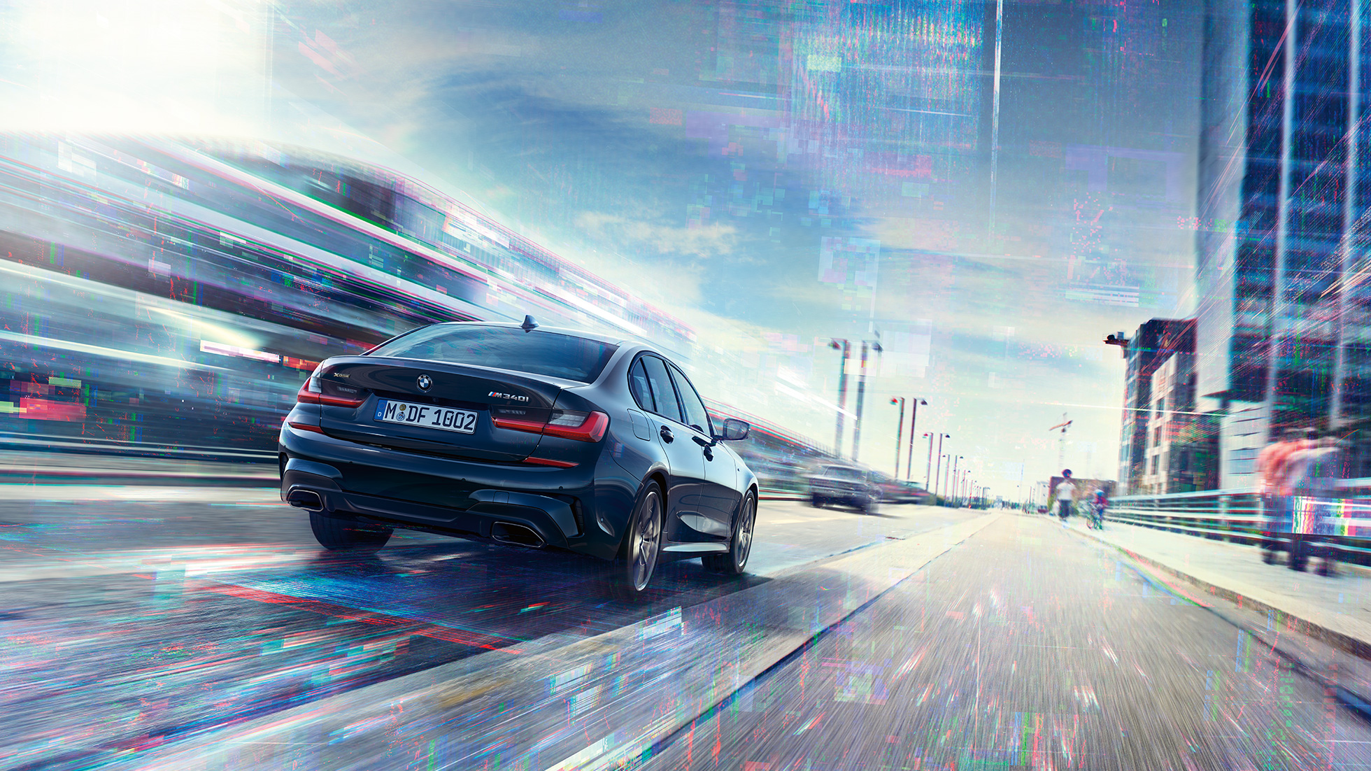 Aizmugures skats, BMW M340i xDrive Sedan BMW M340i xDrive Sedan, G20, metāliska Sapphire Black krāsa, aizmugures skats braucienā