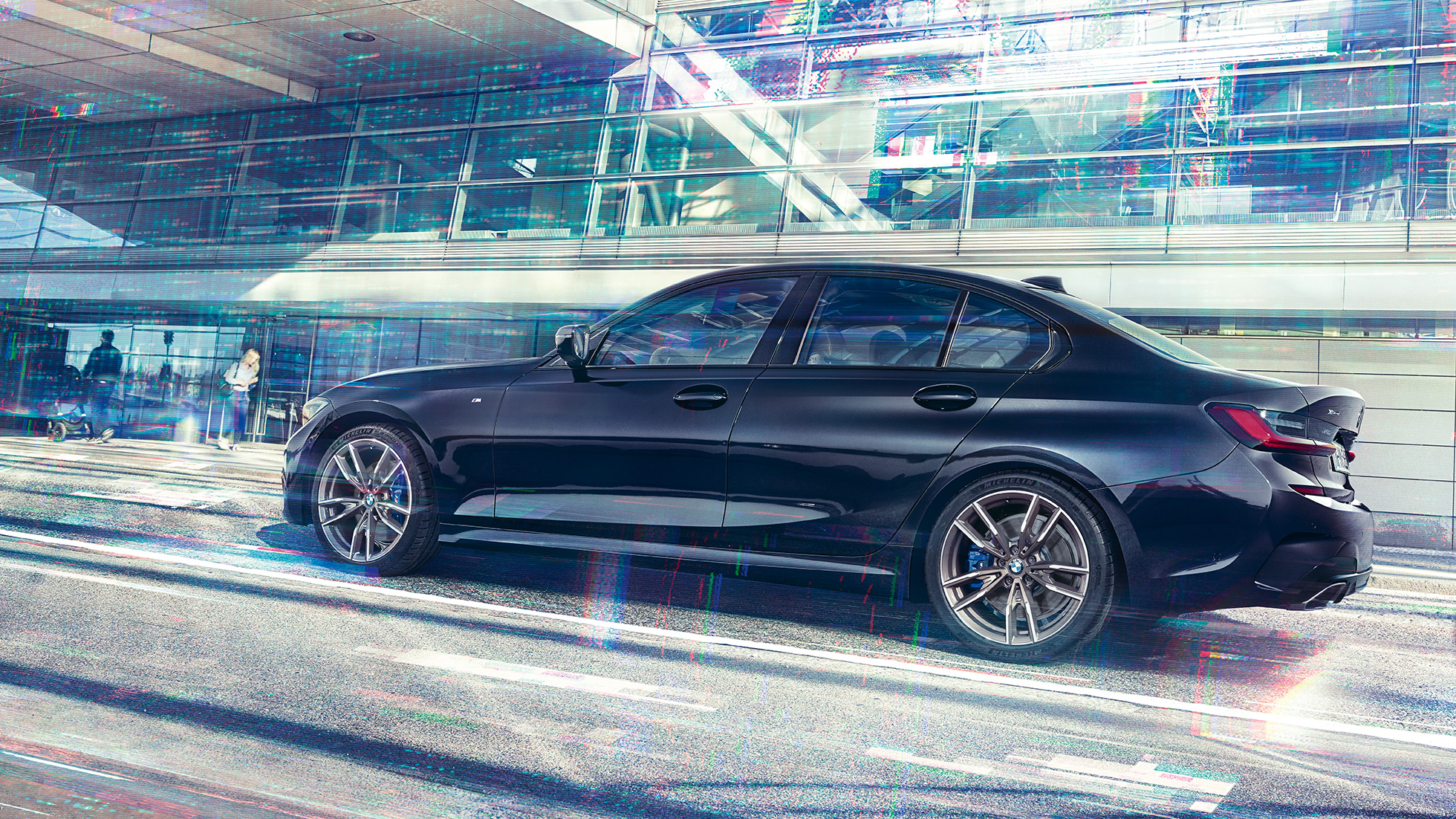 Sānskats, BMW M340i xDrive Sedan BMW M340i xDrive Sedan, G20, metāliska Sapphire Black krāsa, sānskats braucienā