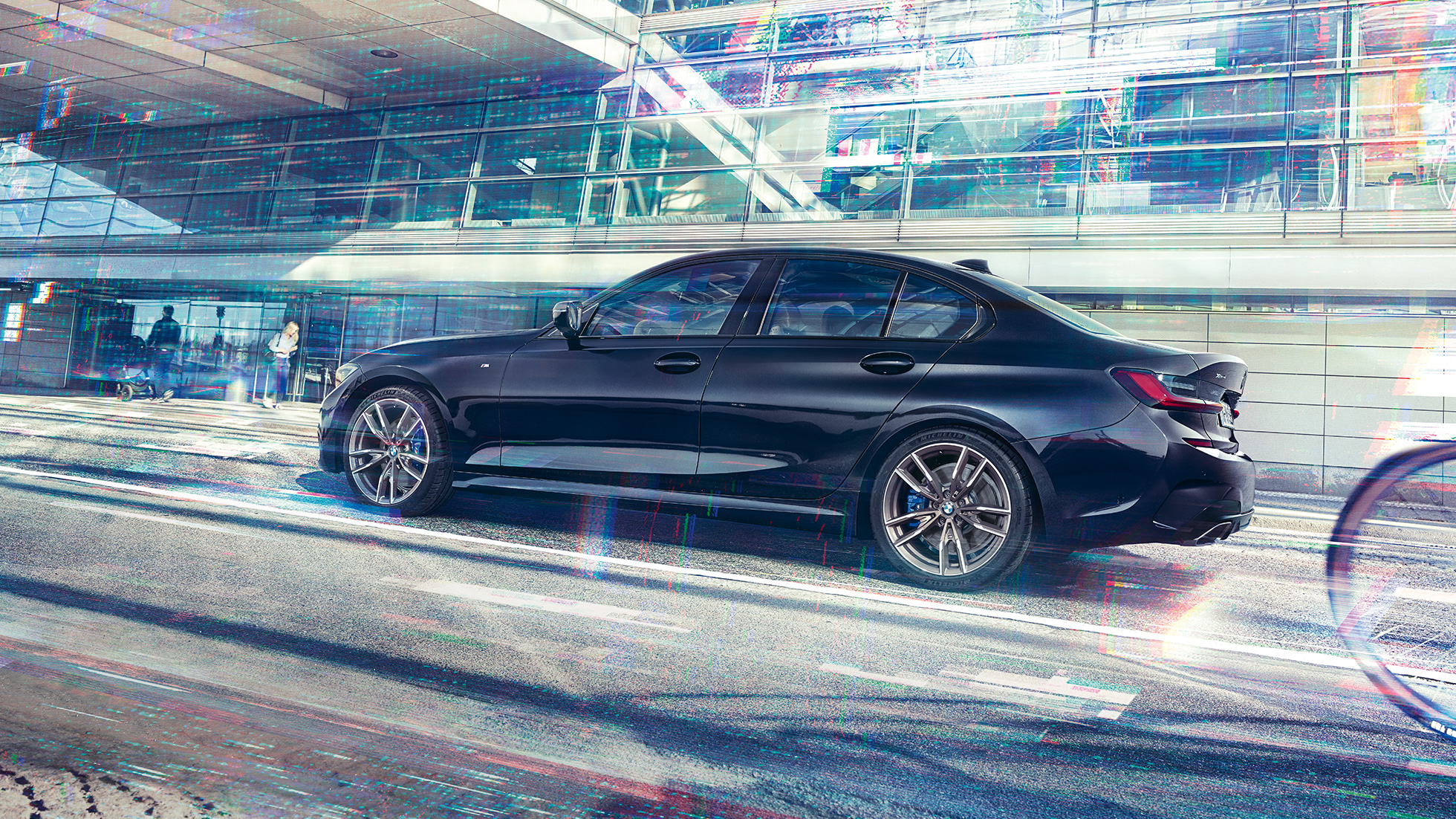 Sānskats, BMW M340i xDrive Sedan BMW M340i xDrive Sedan, G20, metāliska Sapphire Black krāsa, sānskats braucienā