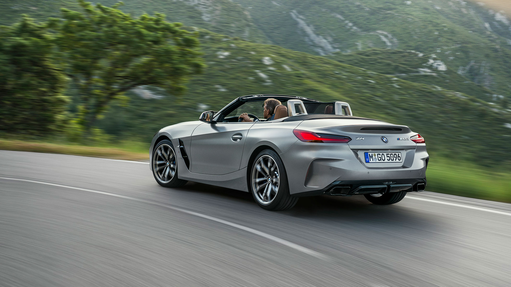 BMW Z4 M40i, G29, braukšanas dinamika BMW Z4 Roadster M40i, G29, 2019, BMW Individual metāliska Frozen Grey krāsa, trīs ceturtdaļu aizmugures skats, braucošs automobilis