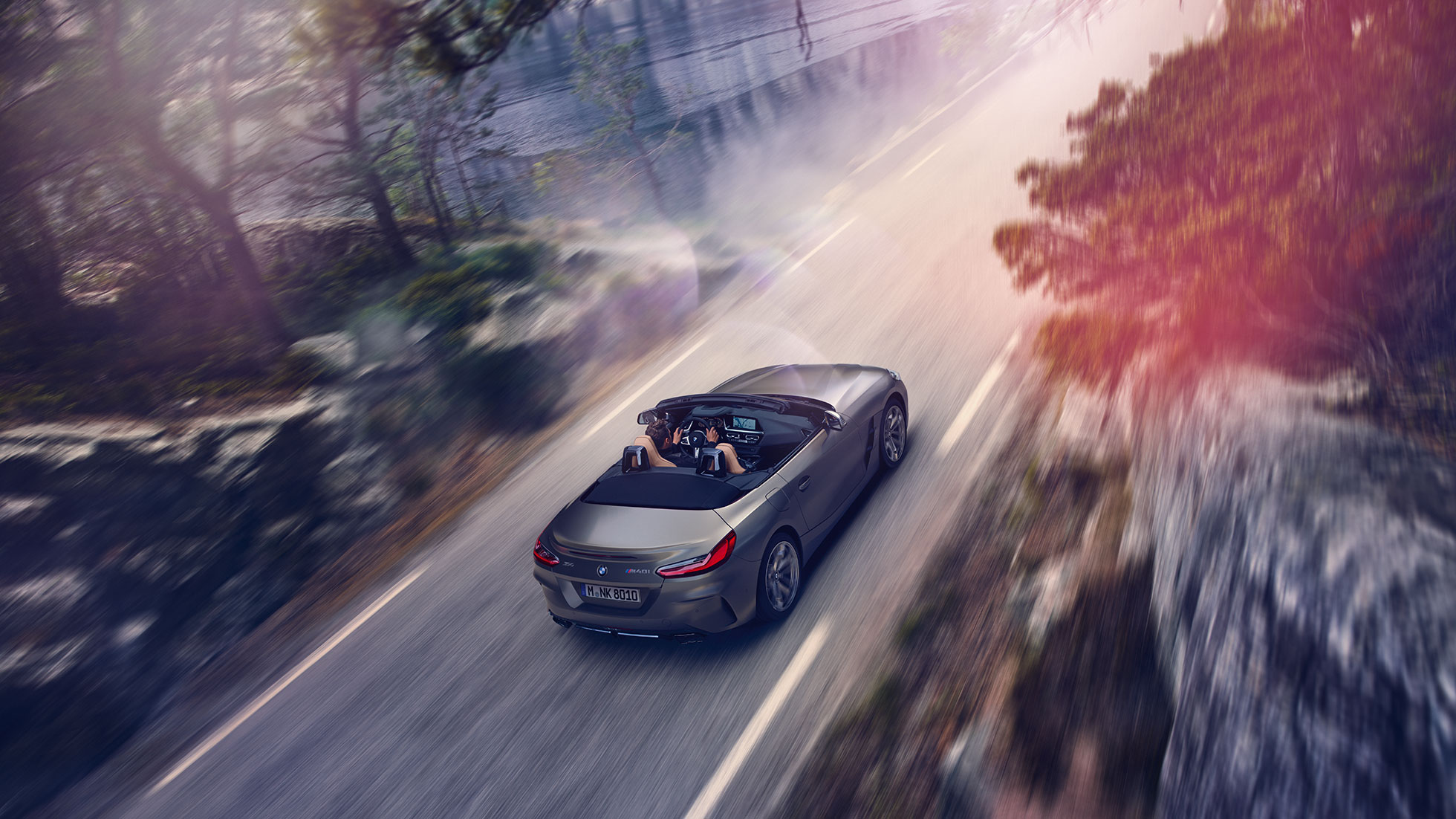 BMW Z4 M40i, G29, Cabrio ar nolaistu mīkstā seguma jumtu BMW Z4 M40i Roadster, G29, 2019, Cabrio, BMW Individual metāliskā Frozen Grey krāsā, braucot ar nolaistu mīkstā seguma jumtu, skatā no putna lidojuma