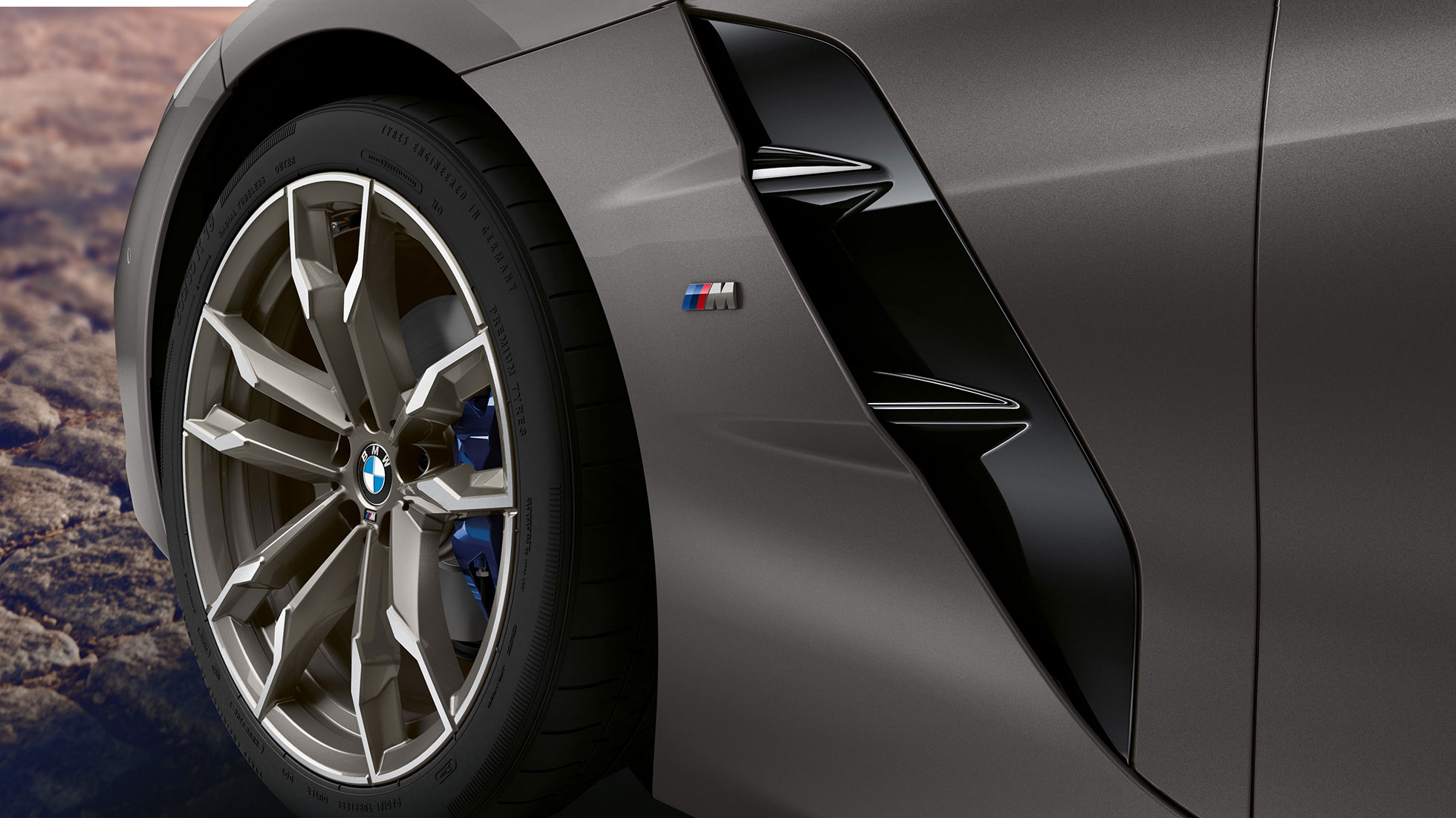 Vieglmetāla disks, BMW Z4 M40i, G29 Vieglmetāla disks, BMW Z4 Roadster M40i, G29, 2019, BMW Individual metāliska Frozen Grey krāsa, diska un gaisa savācēja tuvplāns