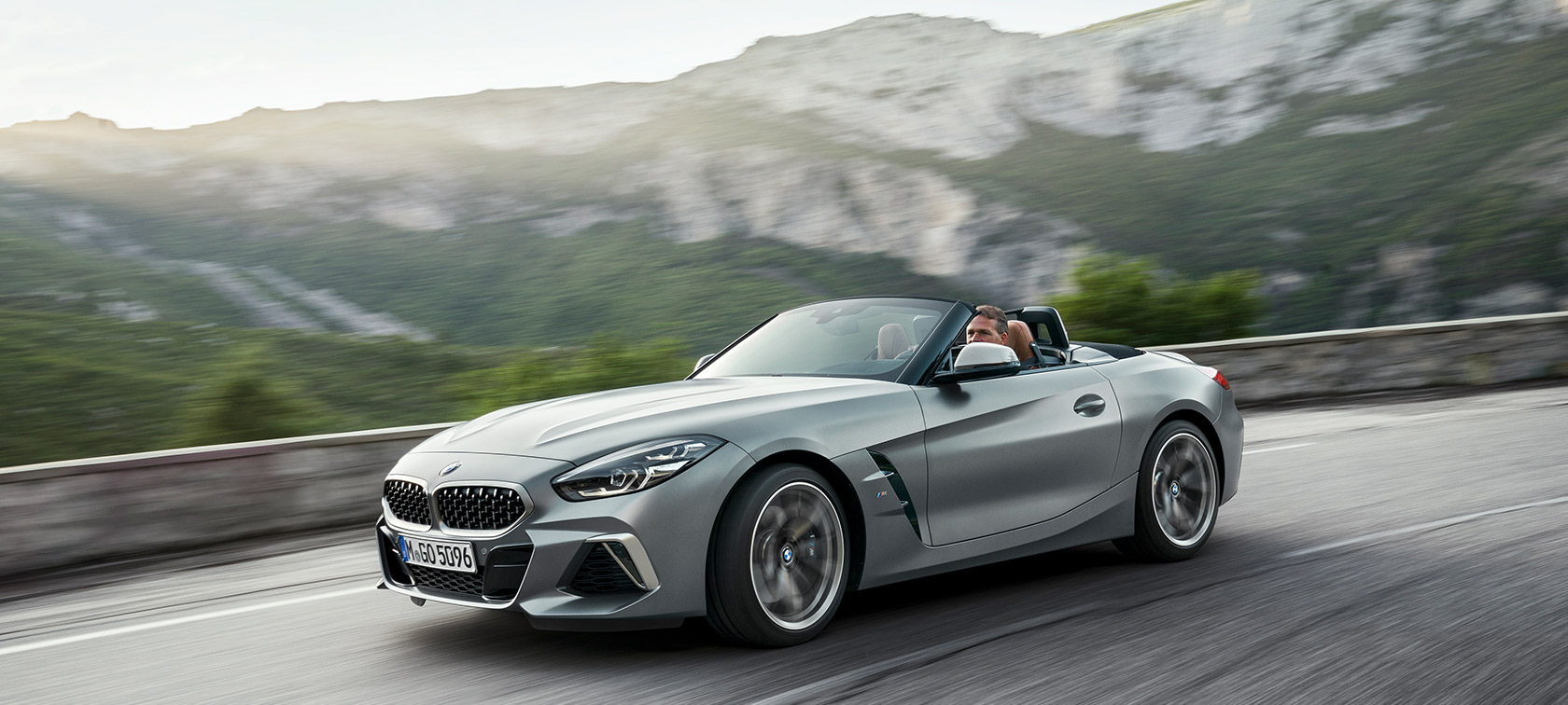 BMW Z4 M40i, G29, braucošs automobilis, kalnu fons BMW Z4 Roadster M40i, G29, 2019, Cabrio, BMW Individual metāliska Frozen Grey krāsa, trīs ceturtdaļu priekšpuses skats, braucošs automobilis, kalnu fons
