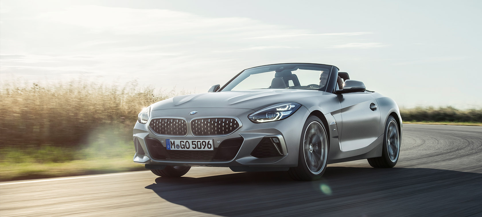 Trīs ceturtdaļu priekšpuses skats, BMW Z4 M40i Roadster, G29 BMW Z4 M40i Roadster, G29, 2019, Cabrio, BMW Individual metāliska Frozen Grey krāsa, trīs ceturtdaļu priekšpuses skats