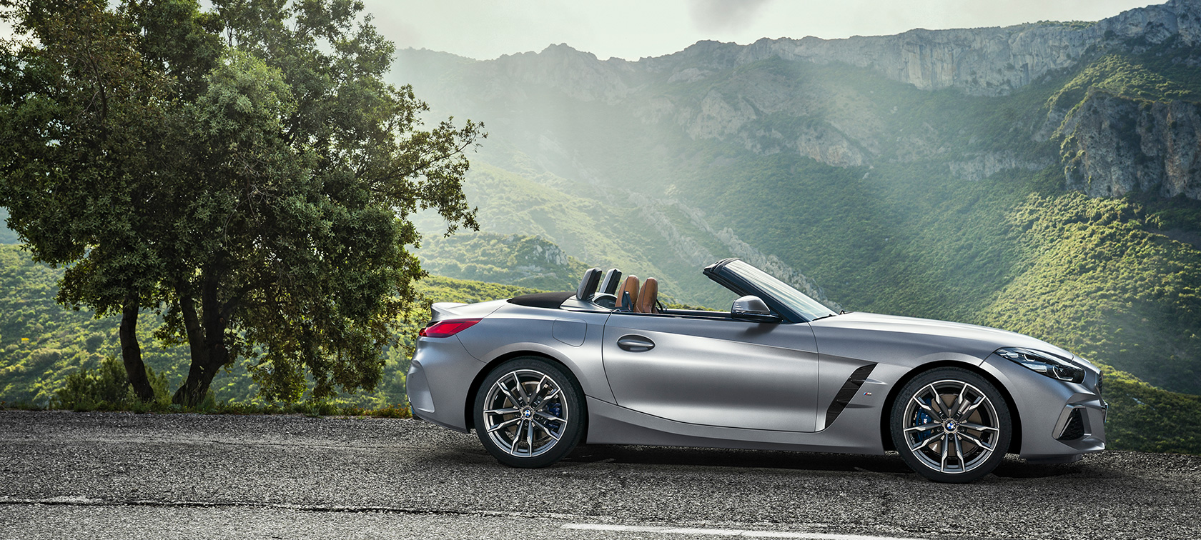 BMW Z4 M40i, G29, Cabrio, novietots BMW Z4 M40i, G29, 2019, Cabrio, BMW Individual metāliska Frozen Grey krāsa, novietots automobilis, sānskats