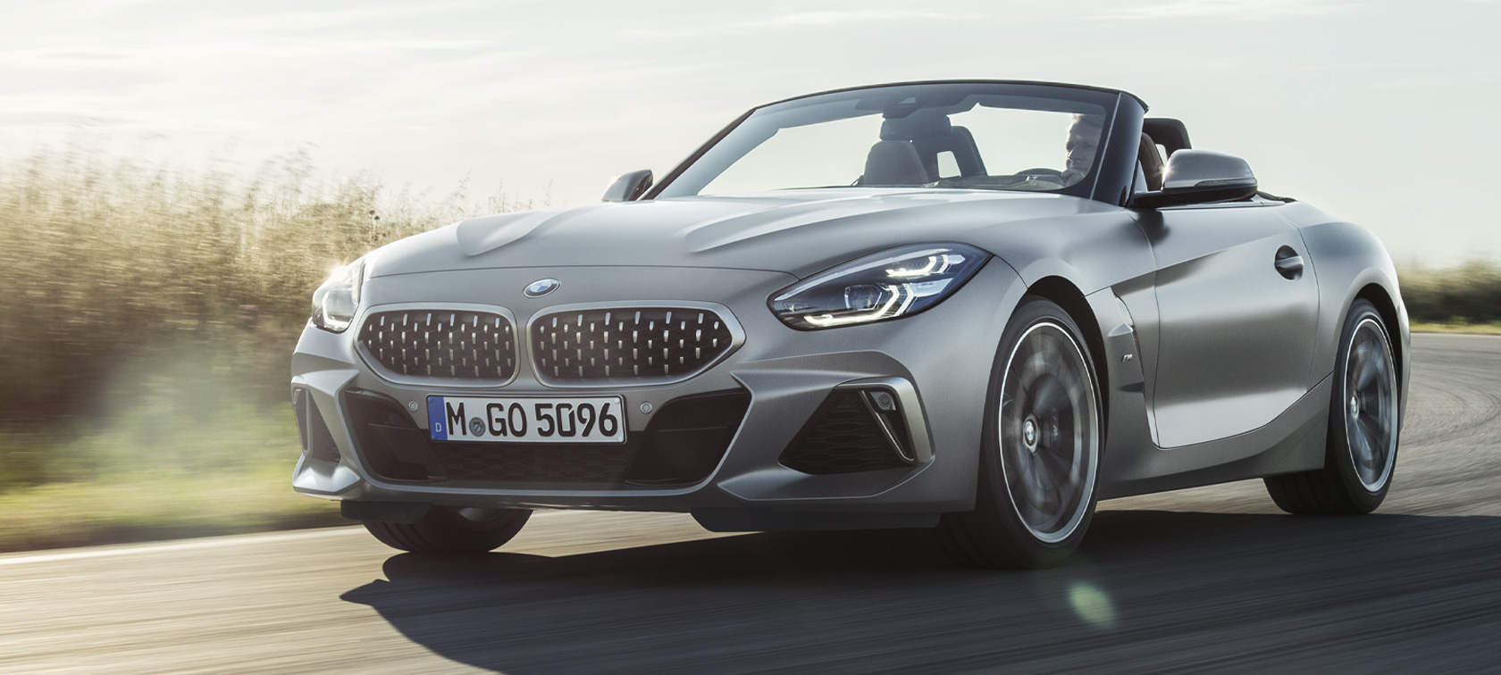 Trīs ceturtdaļu priekšpuses skats, BMW Z4 M40i Roadster, G29 BMW Z4 M40i Roadster G29, 2019, BMW Individual metāliska Frozen Grey krāsa, braucošs automobilis, trīs ceturtdaļu priekšpuses skats