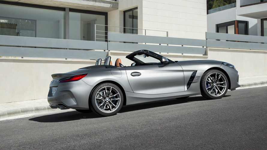 BMW Z4 M40i Roadster G29, sānskats uz ēkas fona BMW Z4 M40i Roadster G29, sānskats uz ēkas fona