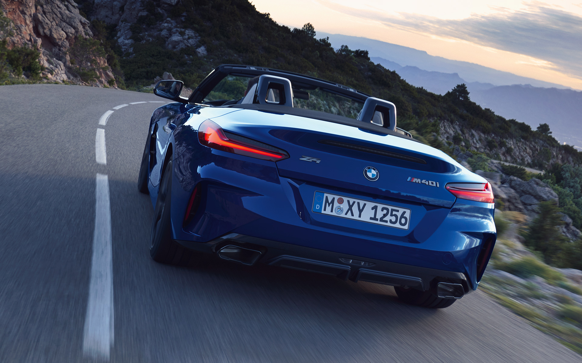 BMW Z4 M40i, G29, Portimao Blue krāsa, sportisks, trīs ceturtdaļu priekšpuses skats BMW Z4 M40i, G29, 2022, Portimao Blue krāsa, sportisks, trīs ceturtdaļu priekšpuses skats