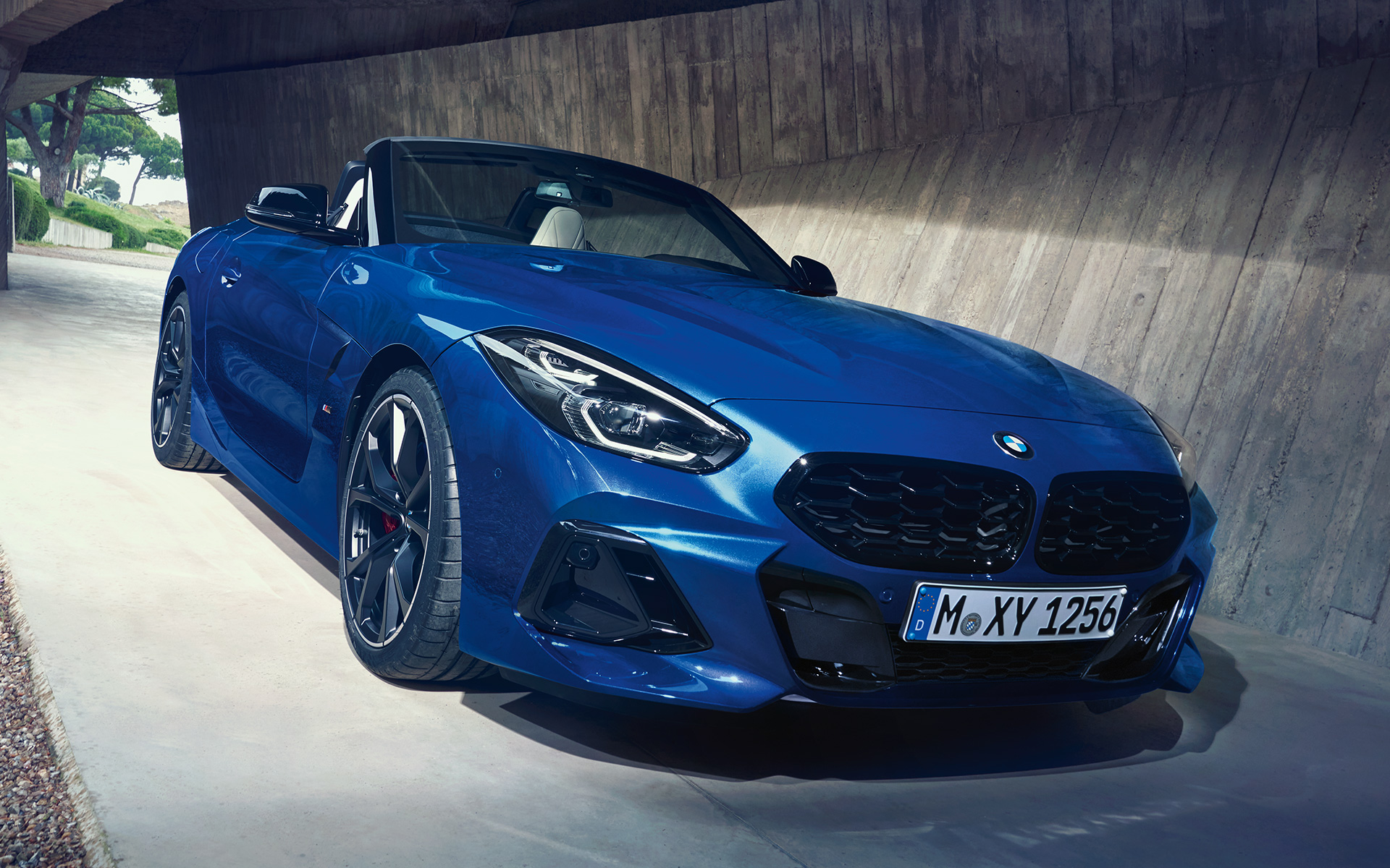 BMW Z4 M40i, G29, Portimao Blue krāsa, skats no augšas ar nolaistu mīkstā seguma jumtu BMW Z4 M40i, G29,2022, Portimao Blue krāsa, skats no augšas ar nolaistu mīkstā seguma jumtu