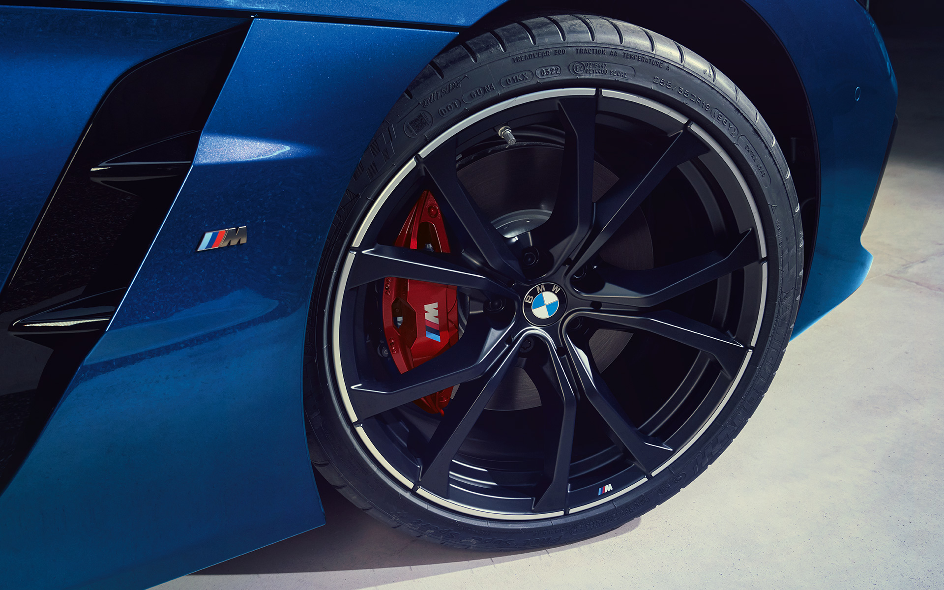 BMW Z4 M40i, G29, Portimao Blue, brīvas formas izpūtēja dekoratīvā caurule BMW Z4 M40i, G29, 2022, Portimao Blue krāsa, brīvas formas izpūtēja dekoratīvā caurule
