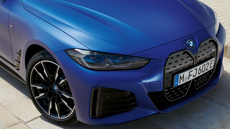 BMW i4 M50, G26, 2021, BMW Individual metāliska Frozen Portimao Blue krāsa, trīs ceturtdaļu priekšpuses skats, uzņēmums no augšas