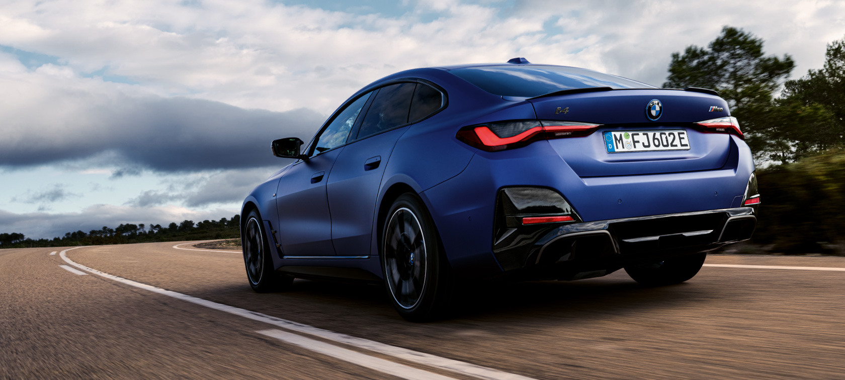BMW i4 M50, G26, 2021, BMW Individual metāliska Frozen Portimao Blue krāsa, trīs ceturtdaļu aizmugures skats, braucošs automobilis