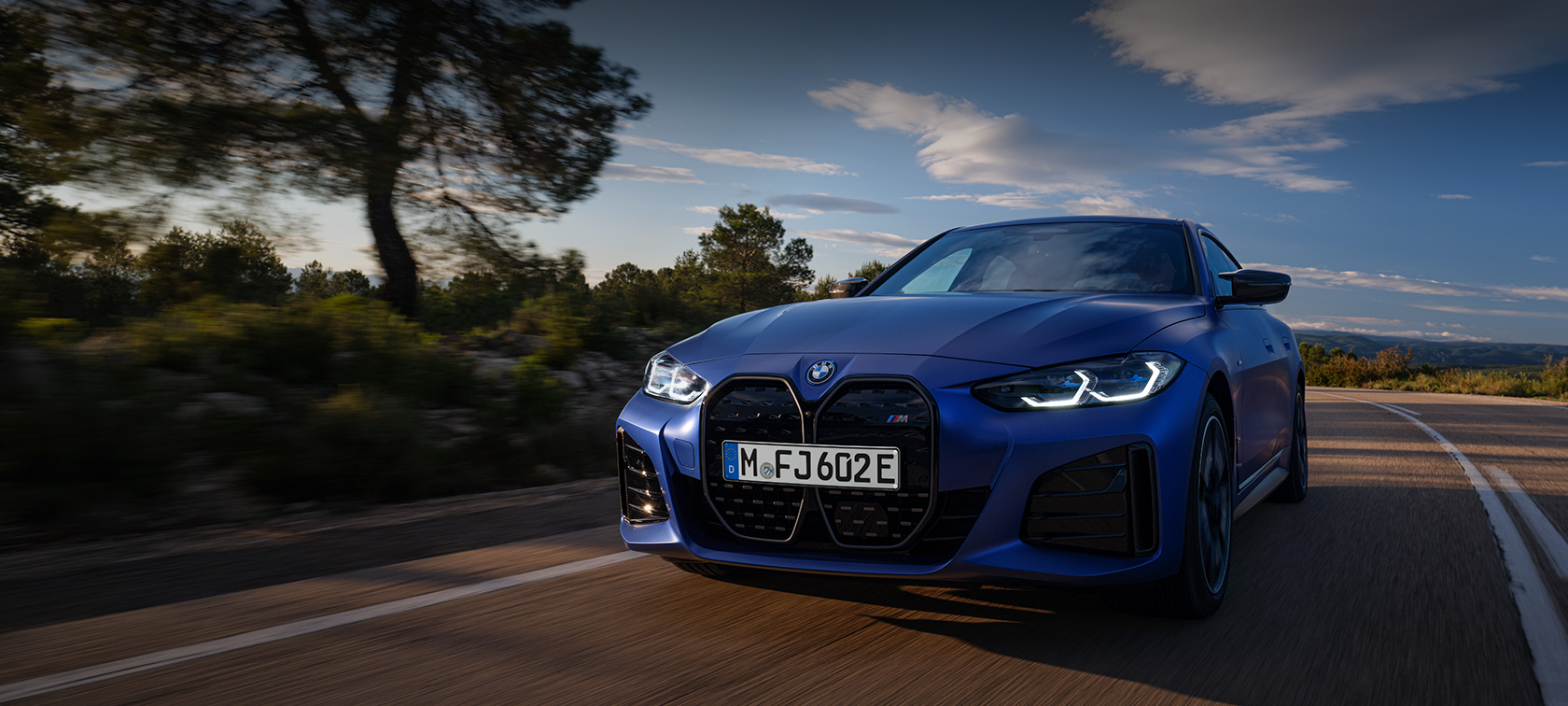 BMW i4 M50, G26, 2021, BMW Individual metāliska Frozen Portimao Blue krāsa, trīs ceturtdaļu priekšpuses skats, braucošs automobilis