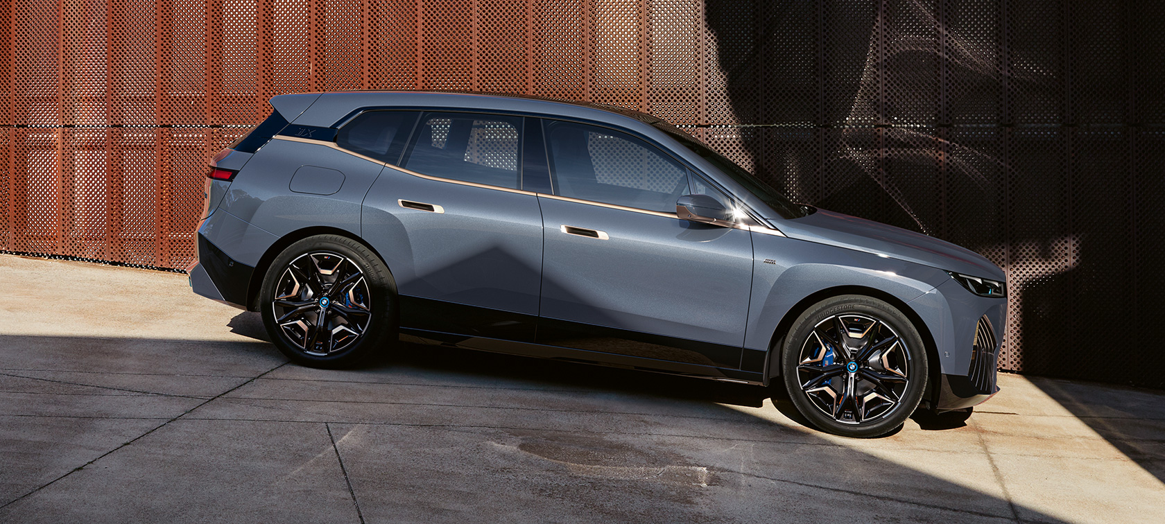 BMW iX M60 i20, 2022, elektrisks SUV, BMW Individual metāliska Storm Bay krāsa, sānskats, novietots automobilis
