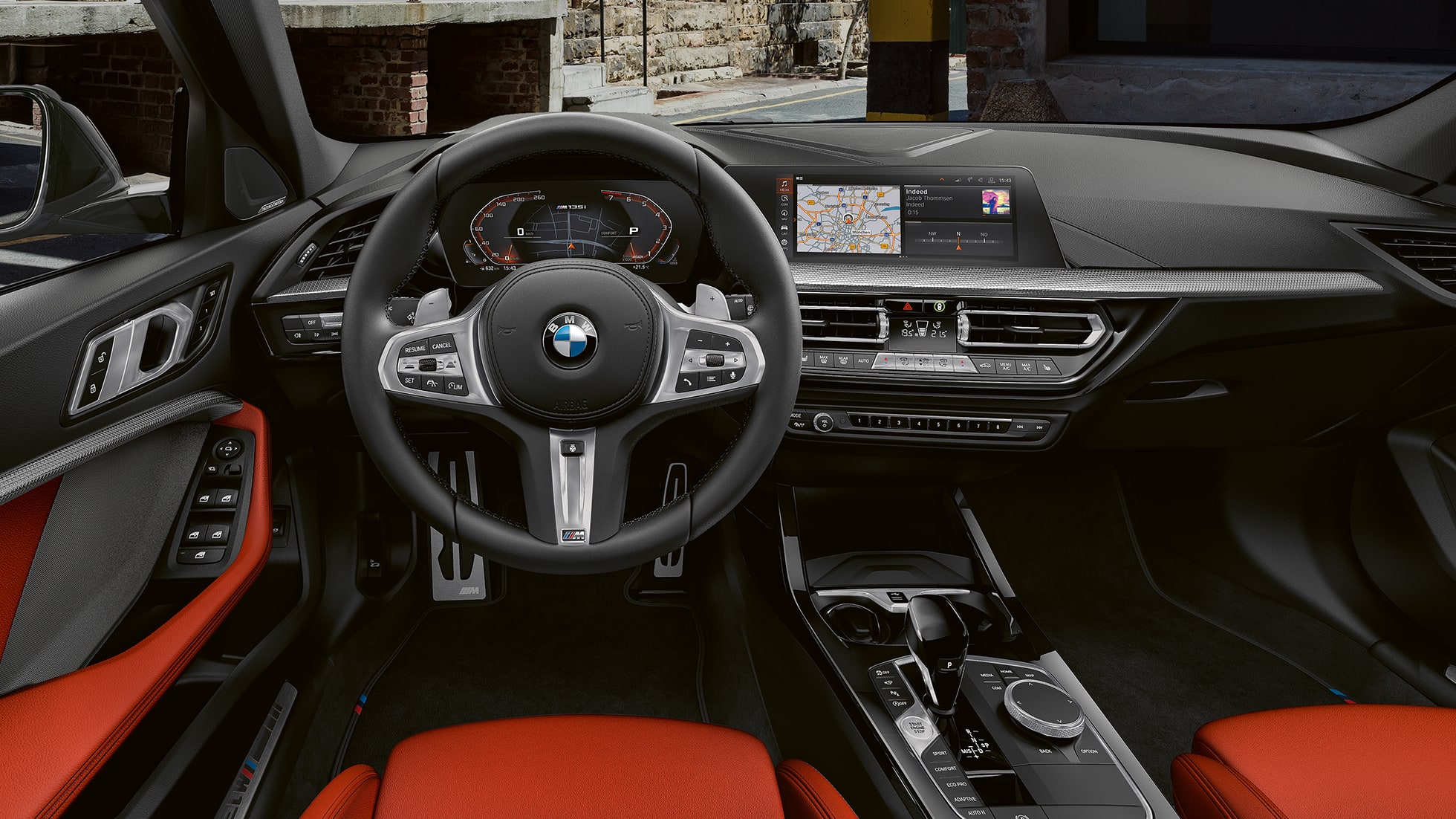 BMW M135i xDrive, salons. BMW M135i xDrive salons, kokpits ar M ādas stūri un M sporta sēdekļiem.