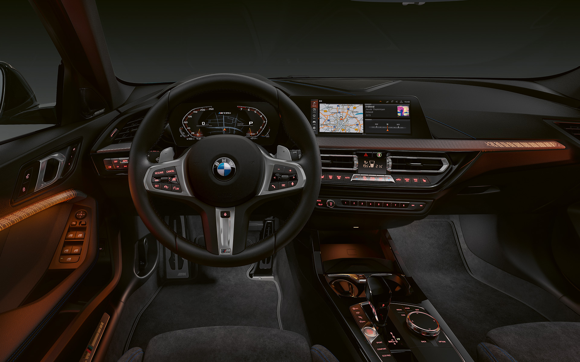 BMW M135i xDrive (F40) augstākās klases salons ar izgaismotiem salona apdares elementiem