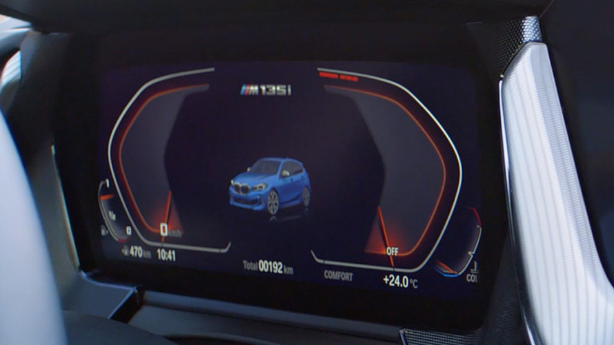 BMW M135i xDrive (F40), filma BMW M135i xDrive (F40), metāliskā M Misano Blue krāsā, video