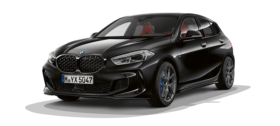 BMW M135i xDrive (F40), M Performance pakotne BMW M135i xDrive (F40), metāliskā Black Sapphire krāsā ar M Performance komplektu, trīs ceturtdaļu priekšpuses skats