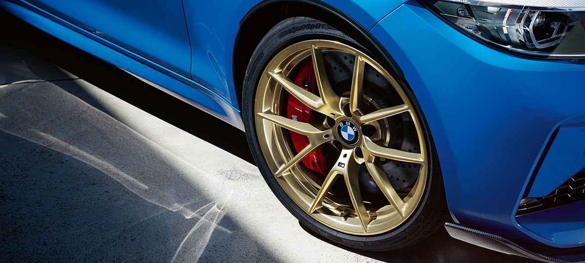 19 collu M vieglmetāla diski ar V-spoke 763 M stilu matētā Gold krāsā, BMW M2 CS 19 collu M vieglmetāla diski ar V-spoke 763 M stilu matētā Gold krāsā, BMW M2 CS, F87, metāliskā Misano Blue krāsā, detalizēts skats