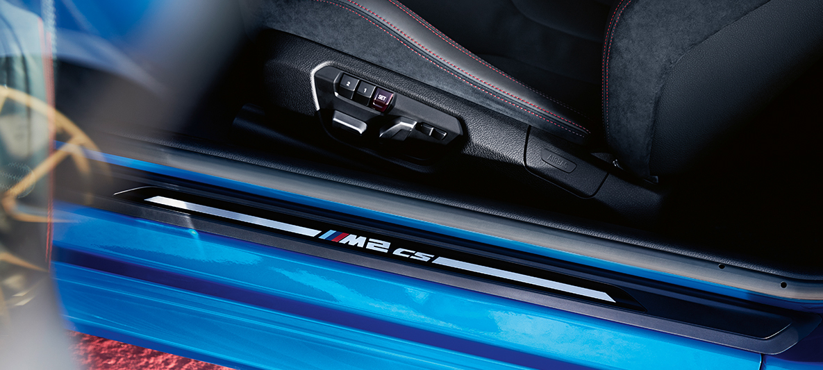 Durvju sliekšņu apdare, BMW M2 CS Durvju sliekšņu apdare, BMW M2 CS, F87, metāliska Misano Blue krāsa, detalizēts skats
