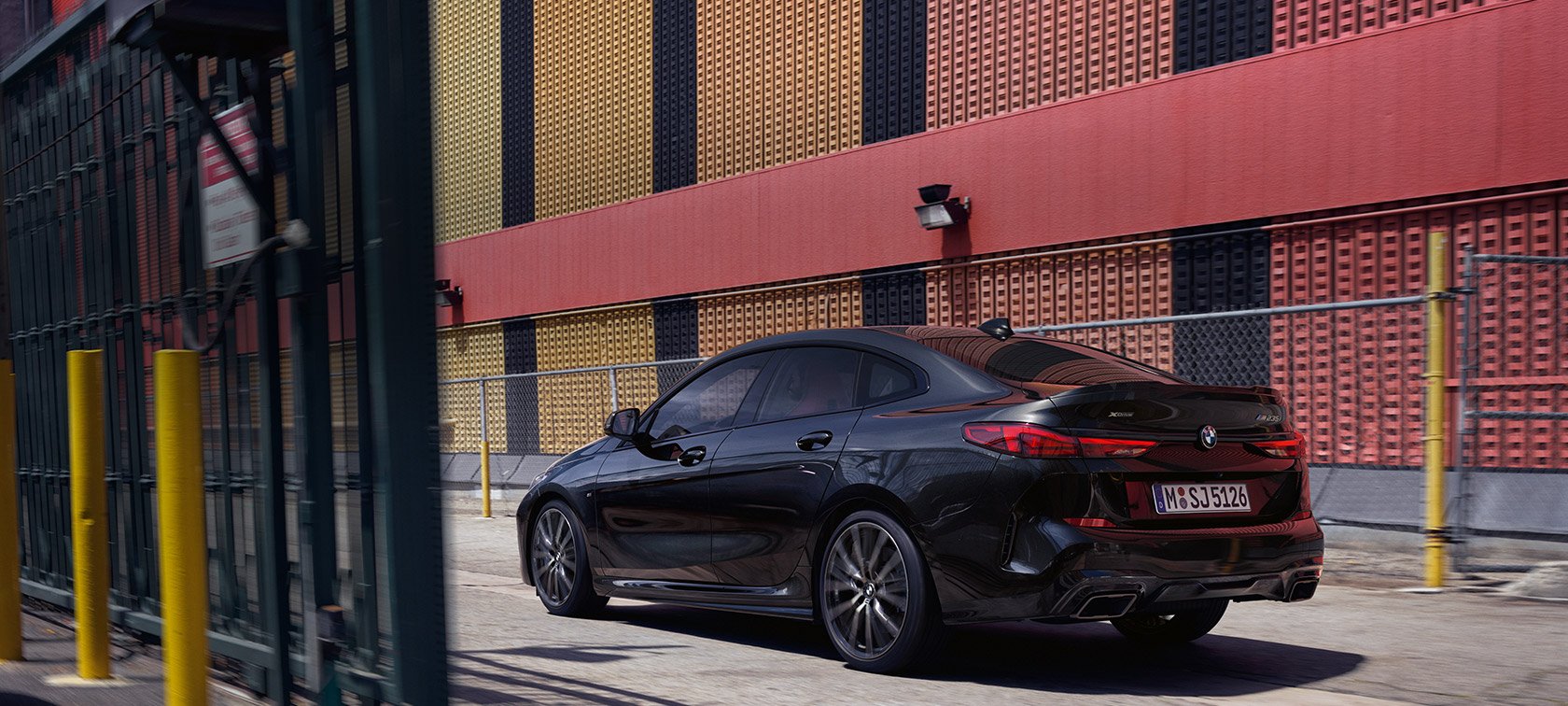 BMW M235i xDrive Gran Coupé, trīs ceturtdaļu sānskats BMW M235i xDrive Gran Coupé, metāliska Black Sapphire krāsa, F44, trīs ceturtdaļu sānskats