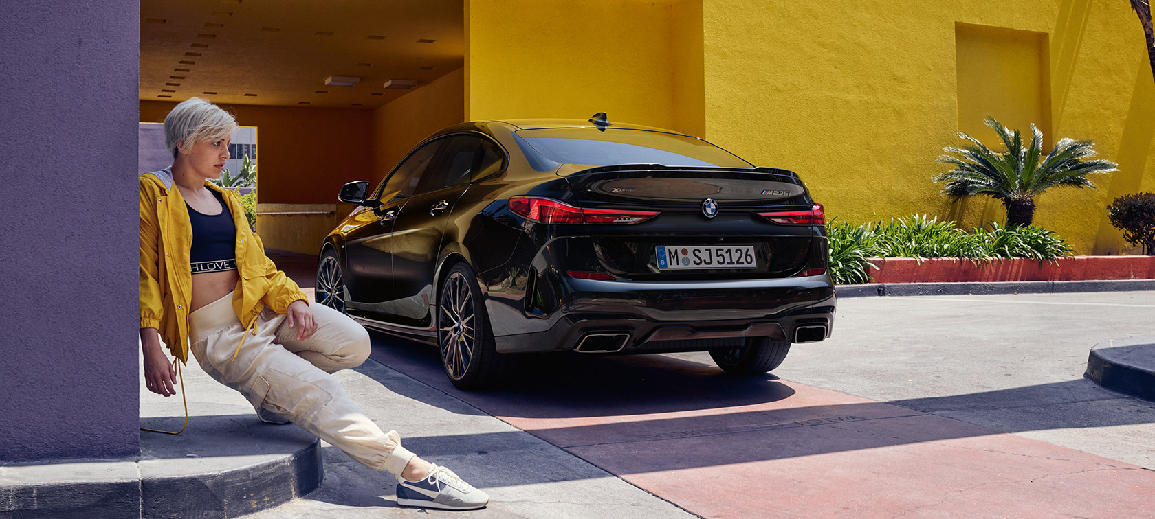 BMW M235i xDrive Gran Coupé, trīs ceturtdaļu aizmugures skats BMW M235i xDrive Gran Coupé, metāliska Black Sapphire krāsa, F44, trīs ceturtdaļu aizmugures skats