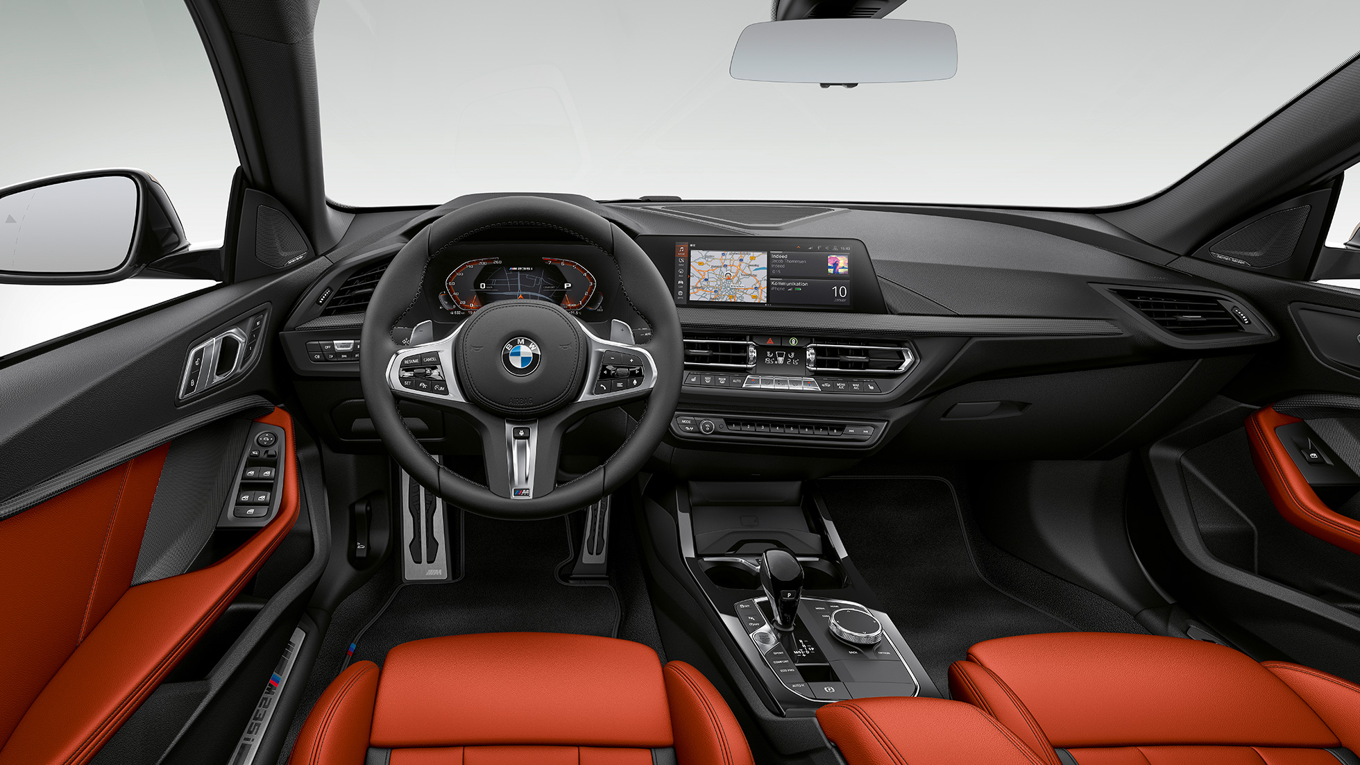 Kokpits, BMW M235i xDrive Gran Coupé Uz vadītāju orientēts kokpits, BMW M235i xDrive Gran Coupé, 2020, F44, salons