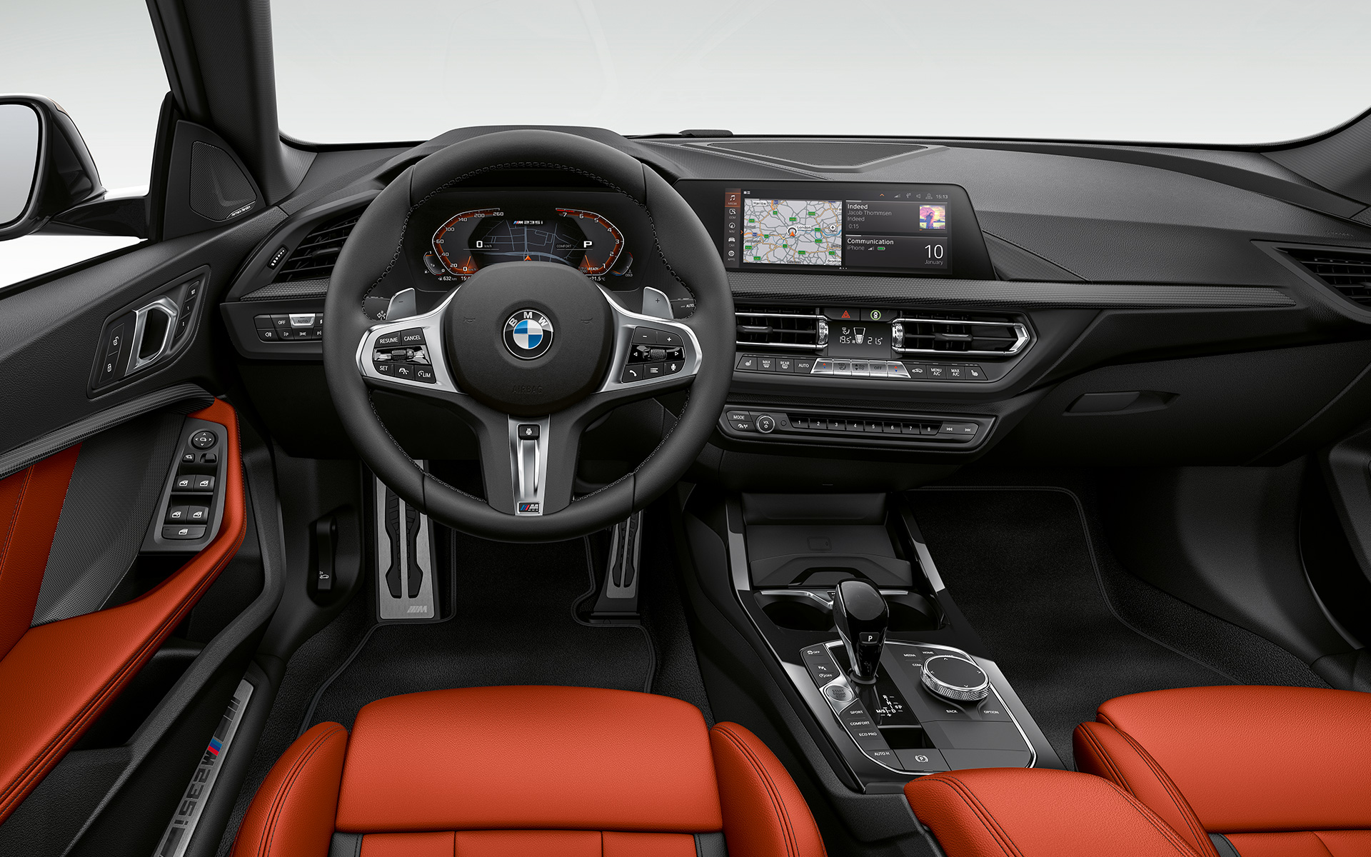 Kokpits, BMW M235i xDrive Gran Coupé F44 Uz vadītāju orientēts kokpits, BMW M235i xDrive Gran Coupé F44, 2020, salons