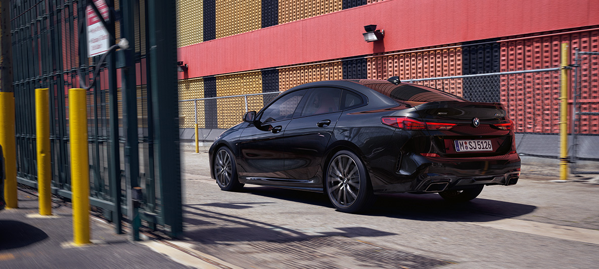 M Performance komplekts, BMW M235i xDrive Gran Coupé F44 M Performance komplekts, BMW M235i xDrive Gran Coupé F44, metāliska Black Sapphire krāsa, trīs ceturtdaļu sānskats